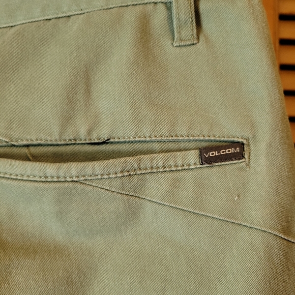 Volcom Khaki Green Cargo Shorts - Picture 8 of 10
